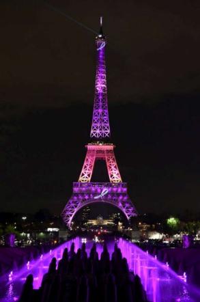 Tour Eiffel in rosa, nella prima sera della campagna Nastro Rosa per la prevenzione del cancro al seno.
