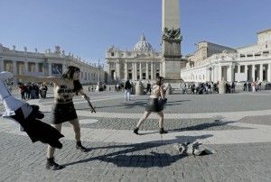 Attiviste Femen si spogliano a San Pietro