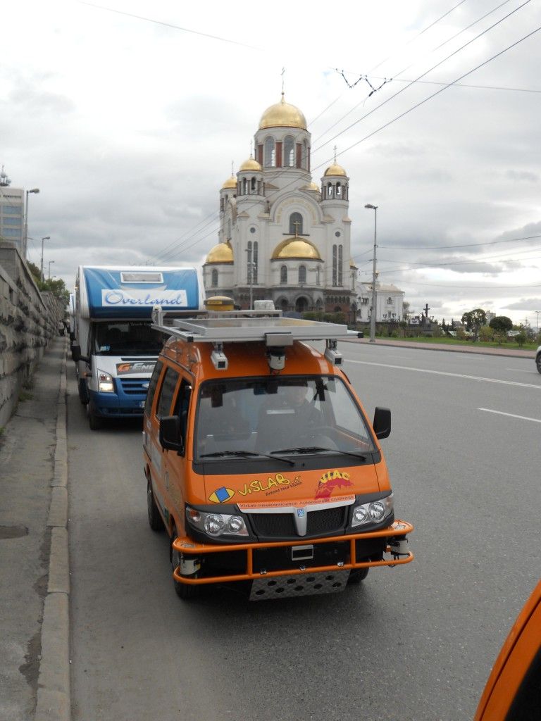 Ecco l'auto in Russia davanti alla Cattedrale sul Sangue, costruita in onore dello Zar Nicola I, della famiglie e dei domestici.