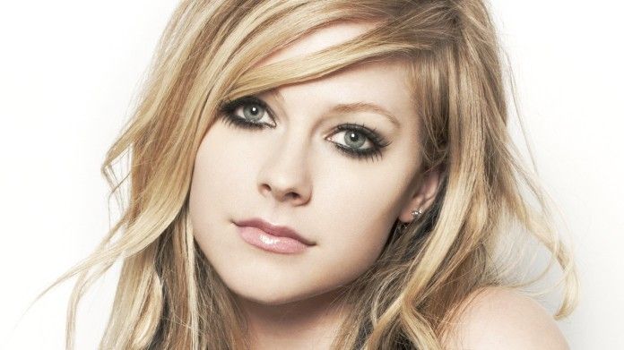 Avril Lavigne ringrazia i fan su Twitter