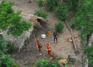 turisti vengono uccisi dagli indigeni