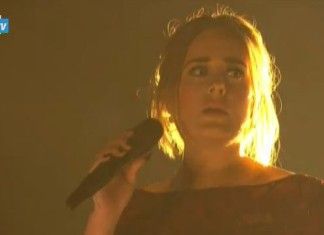 Adele figuraccia ai Grammy 2016