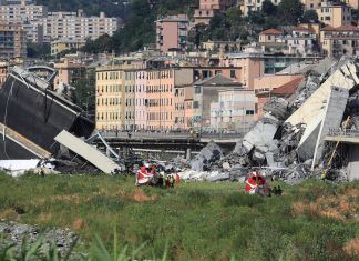 Genova, uno dei capannoni evacuati dopo il crollo ha preso fuoco