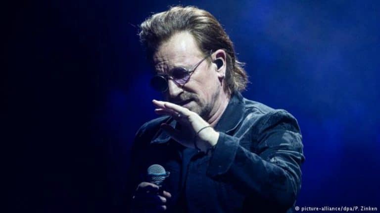 U2, Bono Vox l’incidente imbarazzante durante il concerto – VIDEO