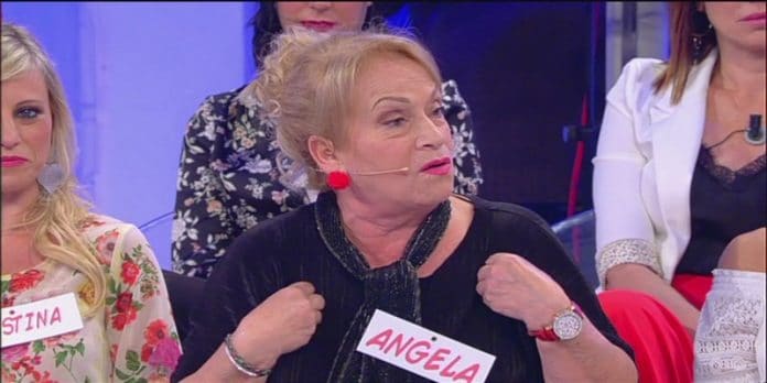 Uomini e Donne, trono over, Angela mortifica Gianni Sperti in diretta: 'Non hai nessuno'