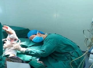 Chirurgo si addormenta e tieen solevato braccio del paziente che ha operato