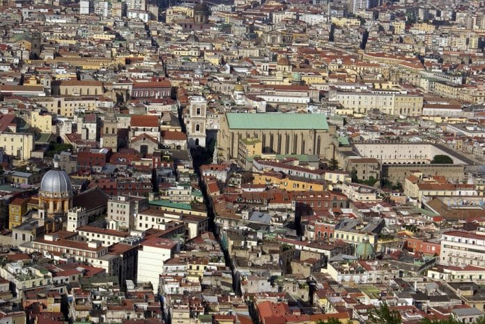 Napoli episodio violenza donne via chiaia