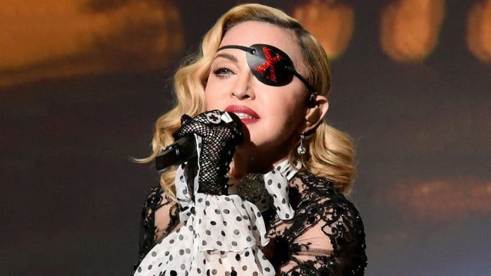 Madonna canta