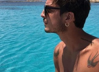 Oscar Branzani con gli occhiali da sole migliora l'abbronzatura in piscina