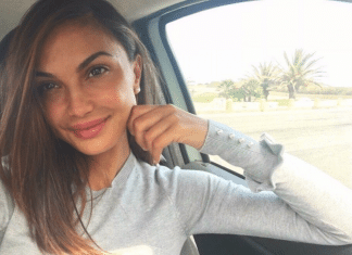 Valeria Bigella sorridente in auto con abito bianco