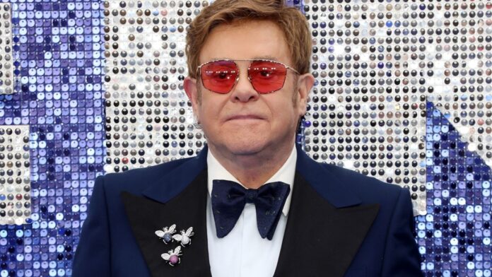 Elton John sta male durante un concerto