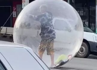 Uomo in una palla trasparente