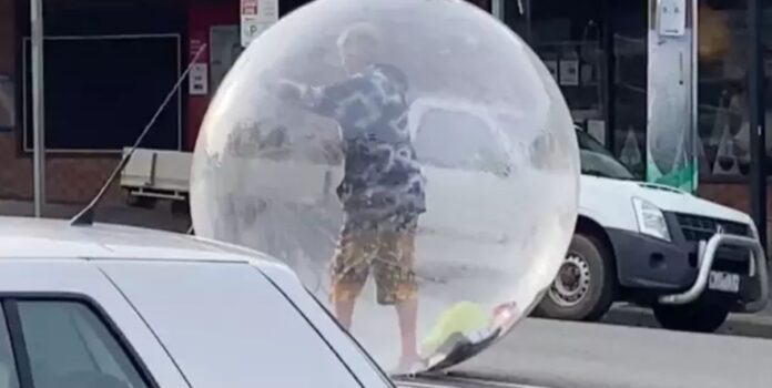 Uomo in una palla trasparente