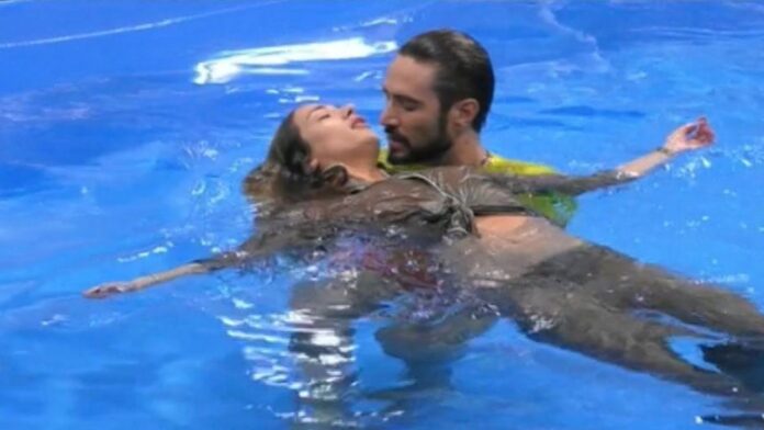 Alex Belli e Soleil Sorge passione in piscina
