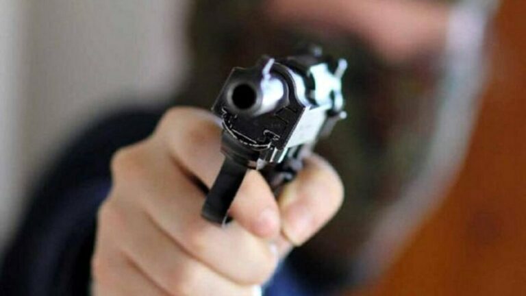 Pistola in faccia alla dottoressa: “Se mia moglie muore ti sparo in testa” panico al 118
